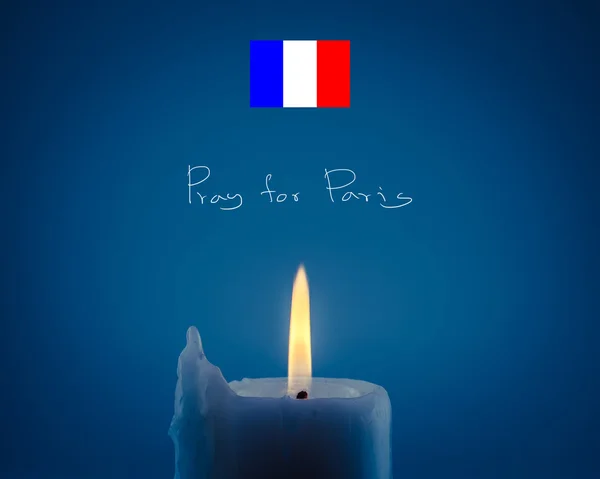 13 Kasım 2015, mum ışığı Fransa bayrağı ile Paris için dua