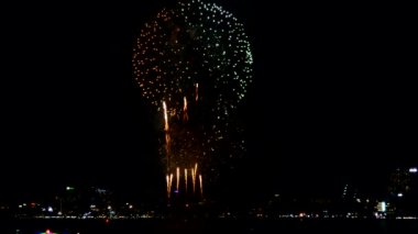 Mutlu yeni yıl festival için gece gökyüzünde patlayan renkli havai fişek kolaj