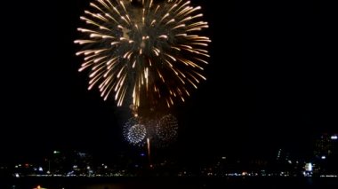 Mutlu yeni yıl festival için gece gökyüzünde patlayan renkli havai fişek kolaj