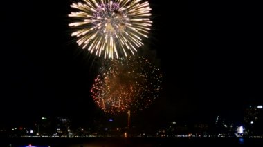 Mutlu yeni yıl festival için gece gökyüzünde patlayan renkli havai fişek kolaj