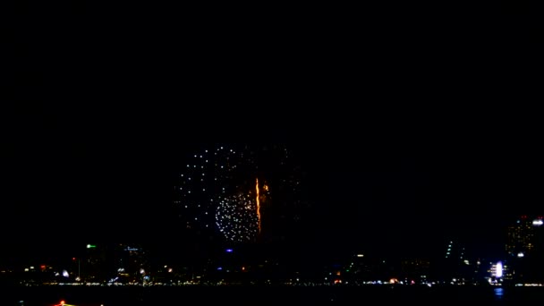 Collage di fuochi d'artificio colorati esplodono nel cielo notturno per Felice anno nuovo festival — Video Stock
