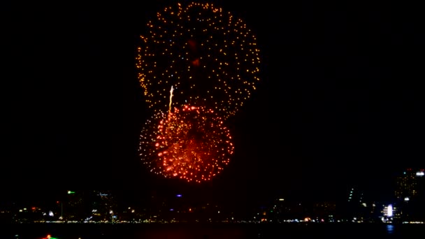 Collage de fuegos artificiales de colores explotando en el cielo nocturno para el feliz festival de Año Nuevo — Vídeo de stock