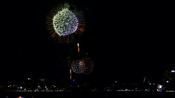 Collage av färgglada fyrverkerier exploderar på natthimlen för gott nytt år festival — Stockvideo