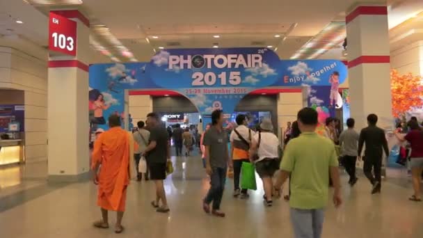 Människor alla åldrar besöka och köpa kameran eller tillbehör för fotografering foto rättvisa 2015 mellan 25-29 November 2015 på Bitec i Bangkok, Thailand — Stockvideo