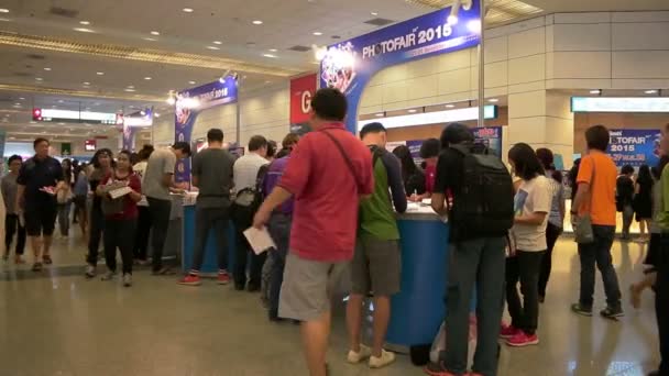 People all of ages visiting and buy the camera or accessories for photography in Photo Fair 2015 Between 25-29 November 2015 at BITEC in Bangkok, Thailand — Stock Video