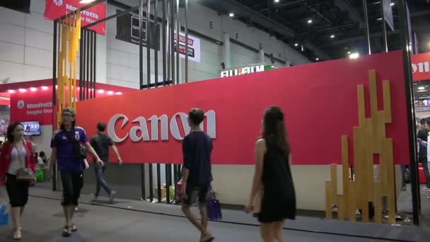 People all of ages visiting and buy the camera or accessories for photography in Photo Fair 2015 Between 25-29 November 2015 at BITEC in Bangkok, Thailand — Stock Video