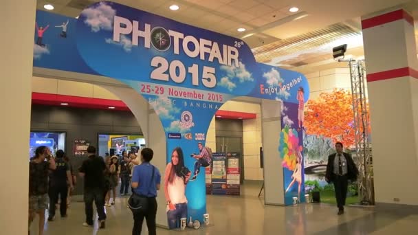 Menschen jeden Alters besuchen und kaufen die Kamera oder das Zubehör für die Fotografie auf der Fotomesse 2015 vom 25. bis 29. November 2015 auf der bitec in Bangkok, Thailand — Stockvideo