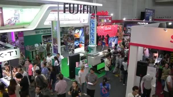 People all of ages visiting and buy the camera or accessories for photography in Photo Fair 2015 Between 25-29 November 2015 at BITEC in Bangkok, Thailand — Stock Video