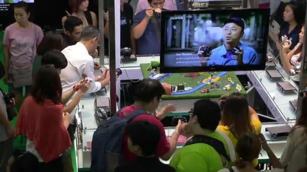 People all of ages visiting and buy the camera or accessories for photography in Photo Fair 2015 Between 25-29 November 2015 at BITEC in Bangkok, Thailand — Stock Video