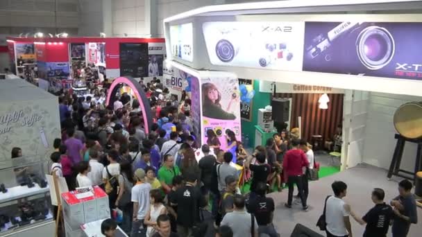 Personas de todas las edades que visitan y compran la cámara o accesorios para la fotografía en Photo Fair 2015 Entre el 25 y el 29 de noviembre de 2015 en BITEC en Bangkok, Tailandia — Vídeos de Stock