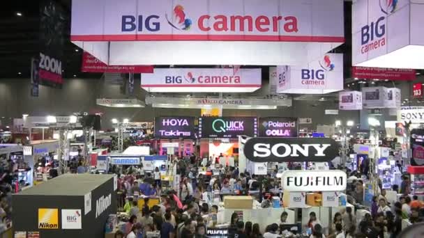 Des personnes de tous âges visitent et achètent l'appareil photo ou les accessoires pour la photographie au Salon de la photo 2015 Du 25 au 29 novembre 2015 au BITEC à Bangkok, Thaïlande — Video