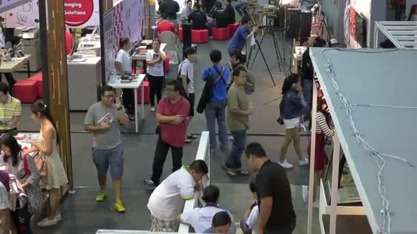 Personas de todas las edades que visitan y compran la cámara o accesorios para la fotografía en Photo Fair 2015 Entre el 25 y el 29 de noviembre de 2015 en BITEC en Bangkok, Tailandia — Vídeo de stock