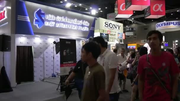 People all of ages visiting and buy the camera or accessories for photography in Photo Fair 2015 Between 25-29 November 2015 at BITEC in Bangkok, Thailand — Stock Video