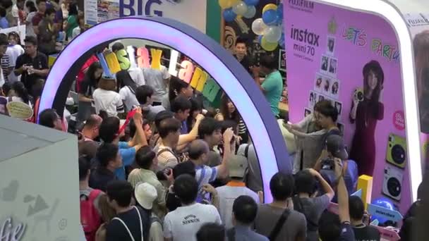 Personas de todas las edades que visitan y compran la cámara o accesorios para la fotografía en Photo Fair 2015 Entre el 25 y el 29 de noviembre de 2015 en BITEC en Bangkok, Tailandia — Vídeo de stock