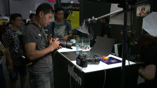 People all of ages visiting and buy the camera or accessories for photography in Photo Fair 2015 Between 25-29 November 2015 at BITEC in Bangkok, Thailand — Stock Video