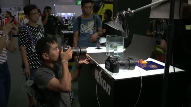 Des personnes de tous âges visitent et achètent l'appareil photo ou les accessoires pour la photographie au Salon de la photo 2015 Du 25 au 29 novembre 2015 au BITEC à Bangkok, Thaïlande — Video