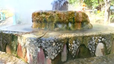 Kaplıca Mae Kasa. Kaplıcalar turistler için ziyaret için ilgi büyük. Ve kaplıca banyoları gevşeme