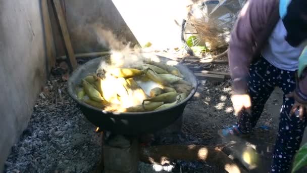 Kochen von Maiskolben in einem Wok für den Verkauf von gekochtem Mais in Thailand — Stockvideo