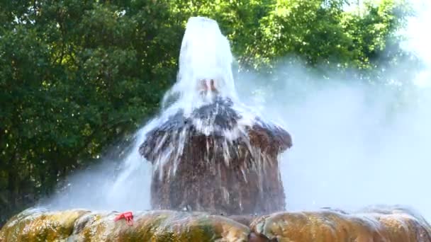 温泉前の笠。ホット スプリングスは訪問する興味がある観光客のために大きいです。温泉風呂リラクゼーション — ストック動画