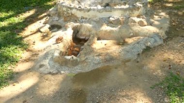 Kaplıca Mae Kasa. Kaplıcalar turistler için ziyaret için ilgi büyük. Ve kaplıca banyoları gevşeme