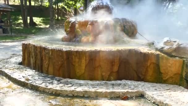 Fonte termal Mae Kasa. As fontes termais são grandes para os turistas interessados em visitar. E banhos termais relaxamento — Vídeo de Stock