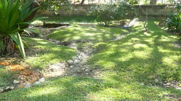 Aguas termales Mae Kasa. Las aguas termales son grandes para los turistas interesados en visitar. Y baños termales relajación — Vídeo de stock