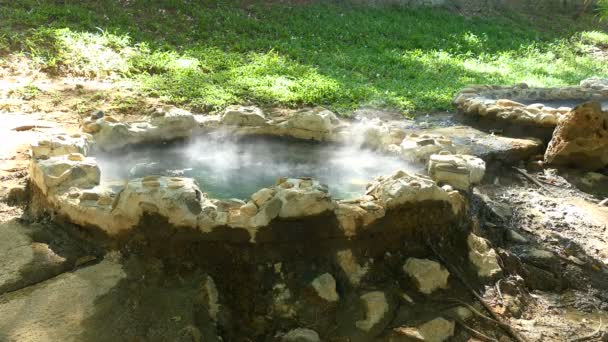 Hot spring Mae Kasa. The hot springs is large for the tourists interested to visit. And hot spring baths relaxation — Stock Video