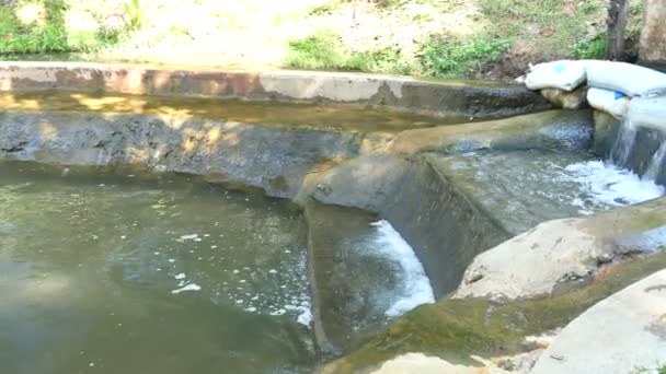 Kaplıca Mae Kasa. Kaplıcalar turistler için ziyaret için ilgi büyük. Ve kaplıca banyoları gevşeme — Stok video