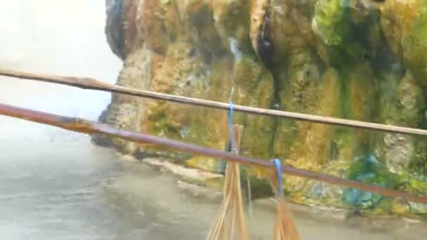 Podróżnik próba jajka na twardo i w gorących źródeł Mae Kasa przepiórczymi. Hot springs jest duże dla turystów zainteresowanych do odwiedzenia Tak, Tajlandia — Wideo stockowe