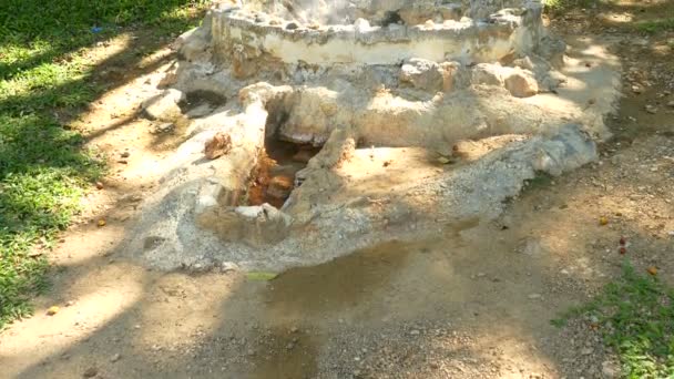 Hot spring Mae Kasa. A meleg források az érdekelt, hogy látogassa meg a turisták nagy. És a meleg tavasz fürdő — Stock videók