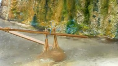 Gezgin deneme haşlanmış yumurta ve bıldırcın yumurtası sıcak Springs Mae Kasa. Kaplıcalar turist Tak, Tayland ziyaret etmek için ilgi büyüktür