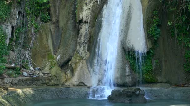 Paradise vattenfall vackra och turistattraktion i The Forest naturliga synpunkt på berg på Tak, Thailand: Ultra Hd 4k hög kvalitet bilder storlek (3840 x 2160) — Stockvideo