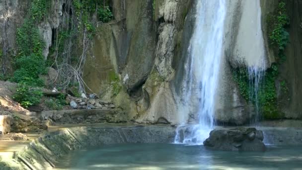 Paradise Waterfall Atracción hermosa y turística en el bosque Mirador natural en la montaña en Tak, Tailandia: Ultra HD 4K Tamaño del metraje de alta calidad (3840x2160 ) — Vídeos de Stock