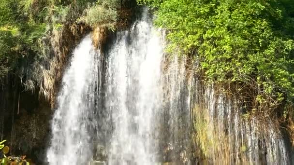 Paradise vodopád krásné a turistickou atrakcí v The Forest přírodní vyhlídka na hoře na Tak, Thajsko: Ultra Hd 4k vysoce kvalitní záběry velikost (3840 x 2160) — Stock video