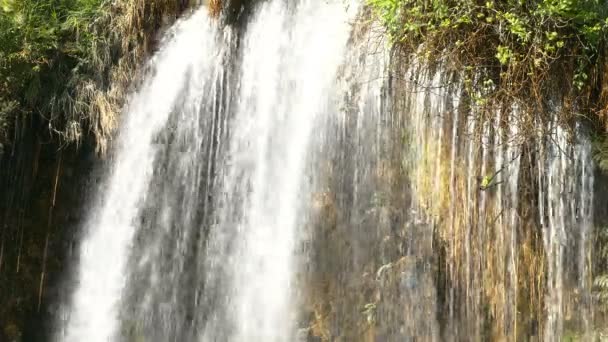 Paradise piękny wodospad i atrakcja turystyczna w lasów naturalnych widzenia na górze w Tak, Tajlandia: Ultra Hd 4k wysokiej jakości materiał rozmiar (3840 x 2160) — Wideo stockowe