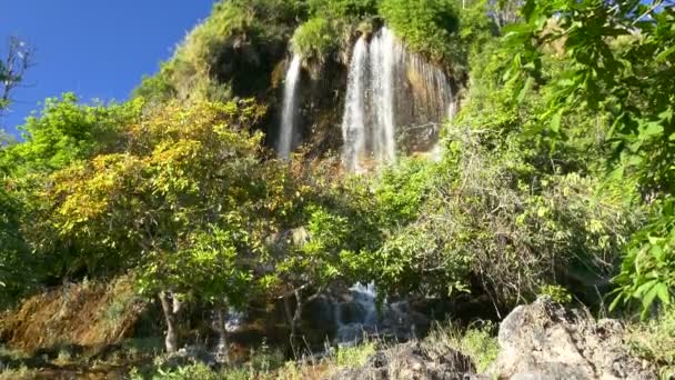 Paradise Waterfall Atracción hermosa y turística en el bosque Mirador natural en la montaña en Tak, Tailandia: Ultra HD 4K Tamaño del metraje de alta calidad (3840x2160 ) — Vídeo de stock