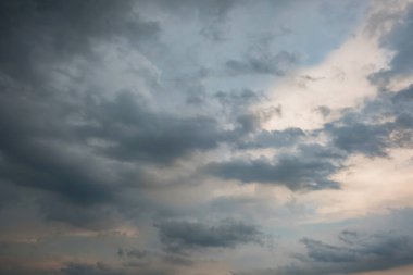 Akşamları fırtınadan önce karanlık çöker.