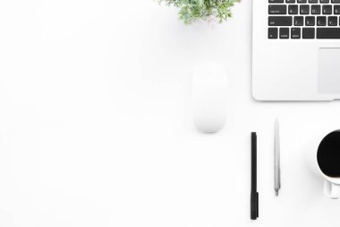 Laptop bilgisayarı, kahve ve malzemelerle dolu modern beyaz ofis masası. Kopyalama alanı olan üst görünüm, düz yatay.