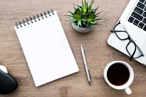 Bloco Notas Branco Está Cima Mesa Escritório Madeira Com Computador — Fotografia de Stock