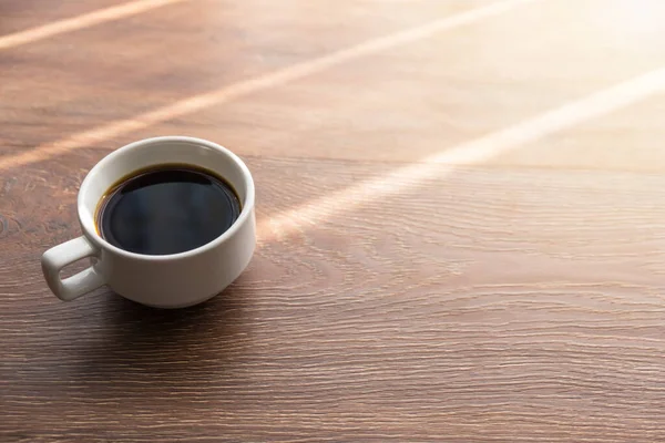 Bir Fincan Espresso Kahvesi Ahşap Masanın Üstünde Güneş Işığı Fotokopi — Stok fotoğraf