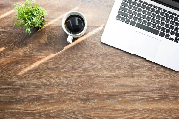 Skrivbord Trä Med Laptop Kaffe Med Morgonsol Ovanifrån Med Kopieringsutrymme — Stockfoto
