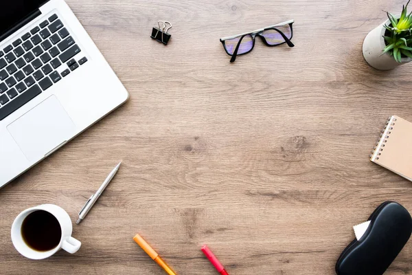 Mesa Escritorio Oficina Madera Con Computadora Portátil Muchas Cosas Ella — Foto de Stock