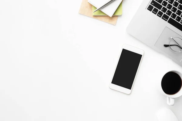 Mesa Escritorio Oficina Blanca Con Teléfono Inteligente Con Pantalla Simulacro — Foto de Stock