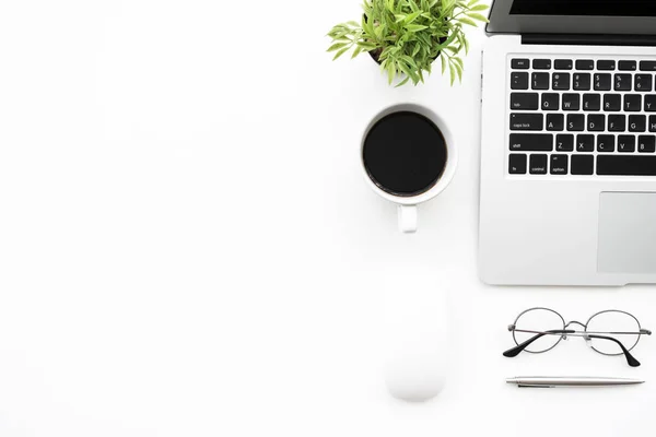 Mesa Escritorio Oficina Blanca Con Computadora Portátil Taza Café Suministros —  Fotos de Stock