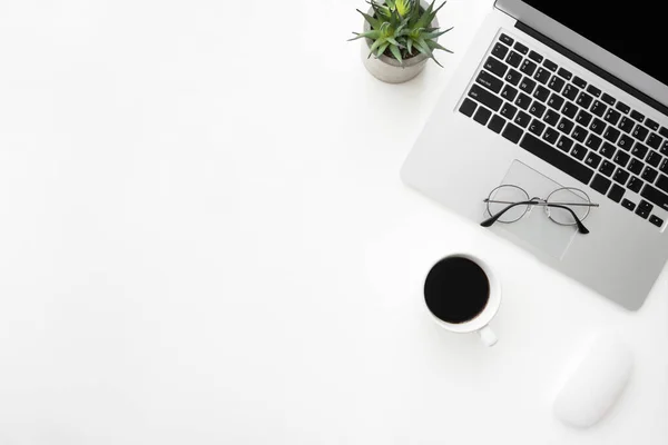 Mesa Escritorio Oficina Blanca Con Computadora Portátil Taza Café Suministros — Foto de Stock