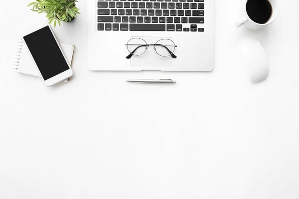 Mesa Escritorio Oficina Blanca Con Portátil Teléfono Inteligente Suministros Vista — Foto de Stock