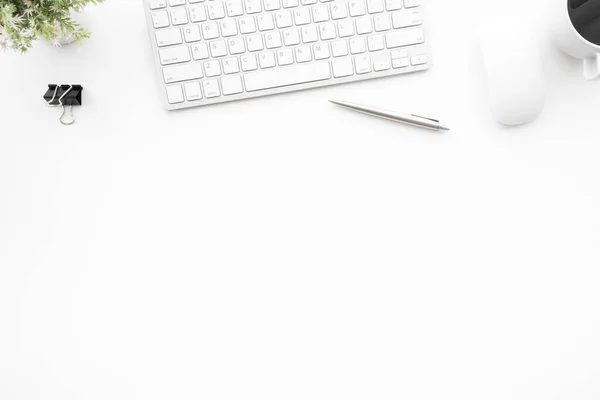 Witte Bureau Tafel Met Computer Muis Toetsenbord Kopje Koffie Benodigdheden — Stockfoto