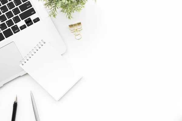 Witte Bureau Tafel Met Laptop Blanco Notitieblok Pen Bovenaanzicht Met — Stockfoto