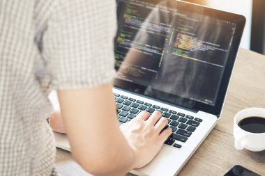 Genç programcı yazılım uygulamasını geliştiriyor, geliştiriyor ve kodluyor. IT başlangıç konsepti.