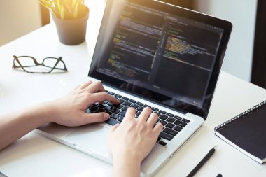 Genç programcı yazılım uygulamasını geliştiriyor ve kodluyor. IT başlangıç konsepti.